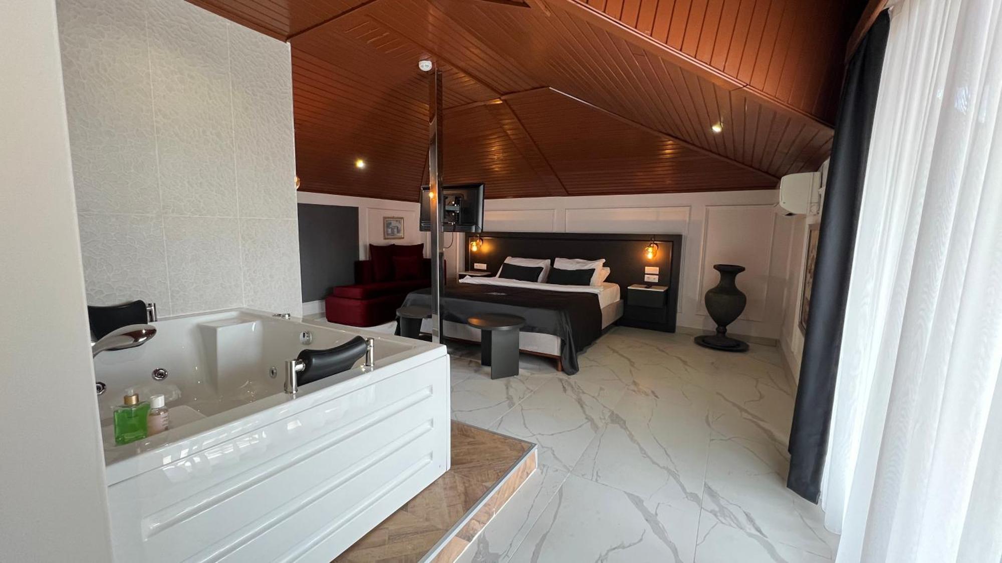 Suite Balcony,1756503212:JPEG