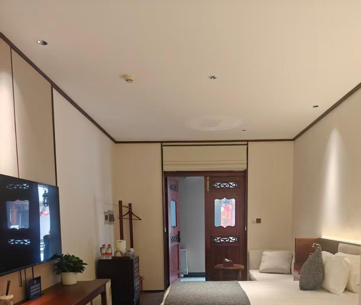 Habitación con cama grande y vistas al jardín