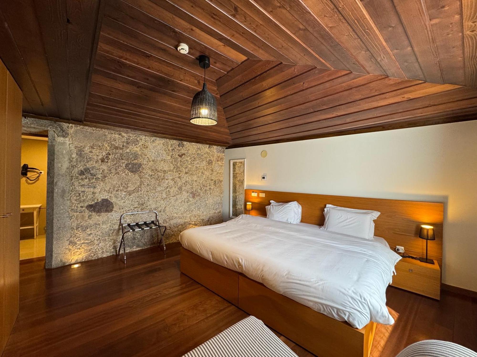 Chambre Double ou Lits Jumeaux - Vue sur Piscine