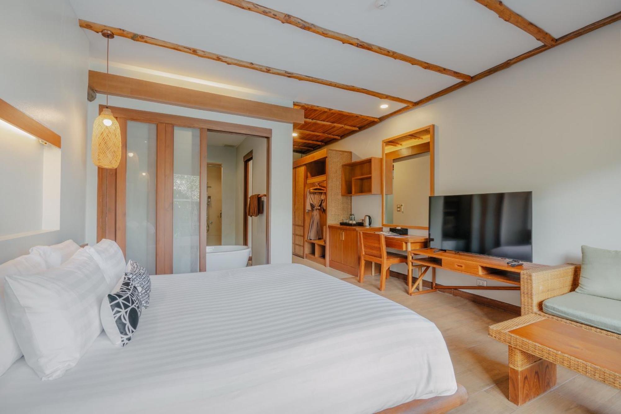 Deluxe Double Room Pool View