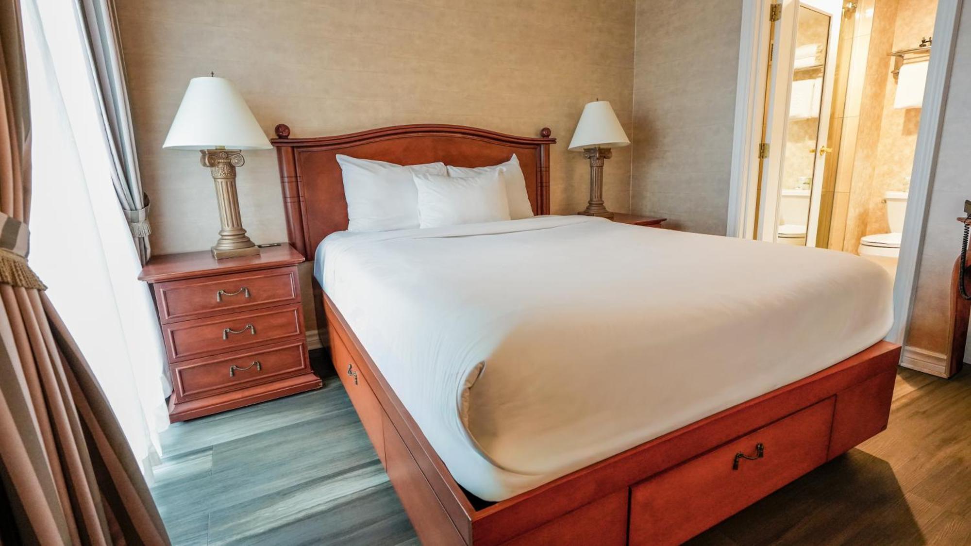 Classic Room 1 Queen Bed Glass Shower