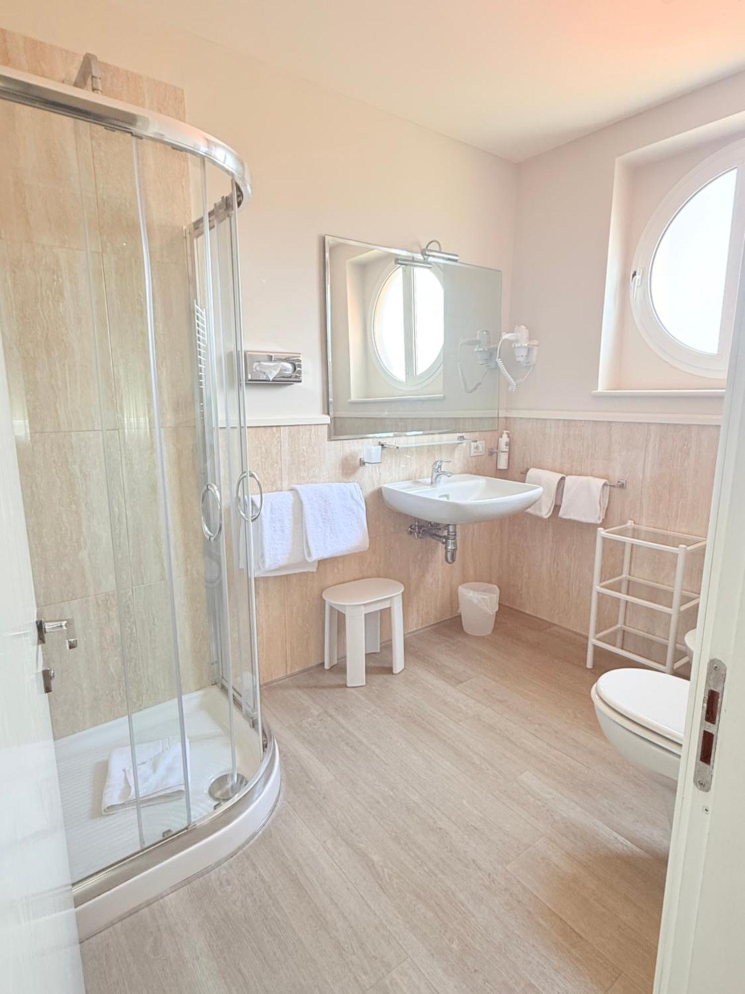 Deluxe Tweepersoonskamer met een Balkon en Gedeeltelijk Uitzicht op Zee