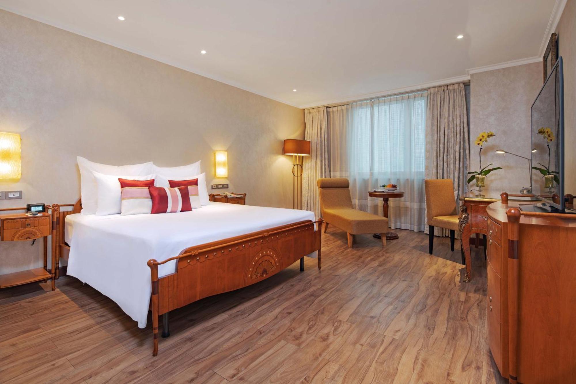 Junior Suite (Lounge Access & Return Airport Transfers)