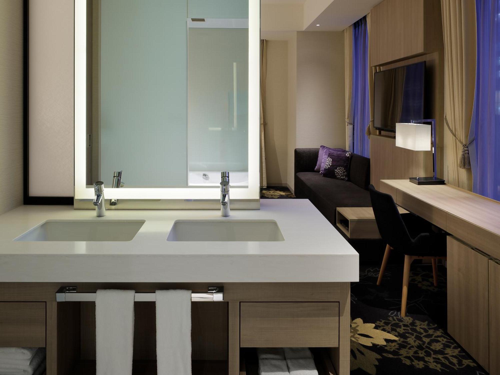 Quarto Deluxe de Canto com 2 Camas de Solteiro