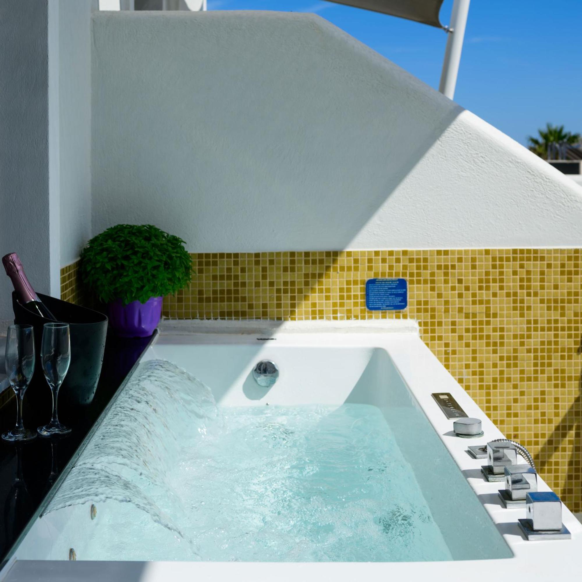 Suite Elegante con Vasca Idromassaggio all'Aperto