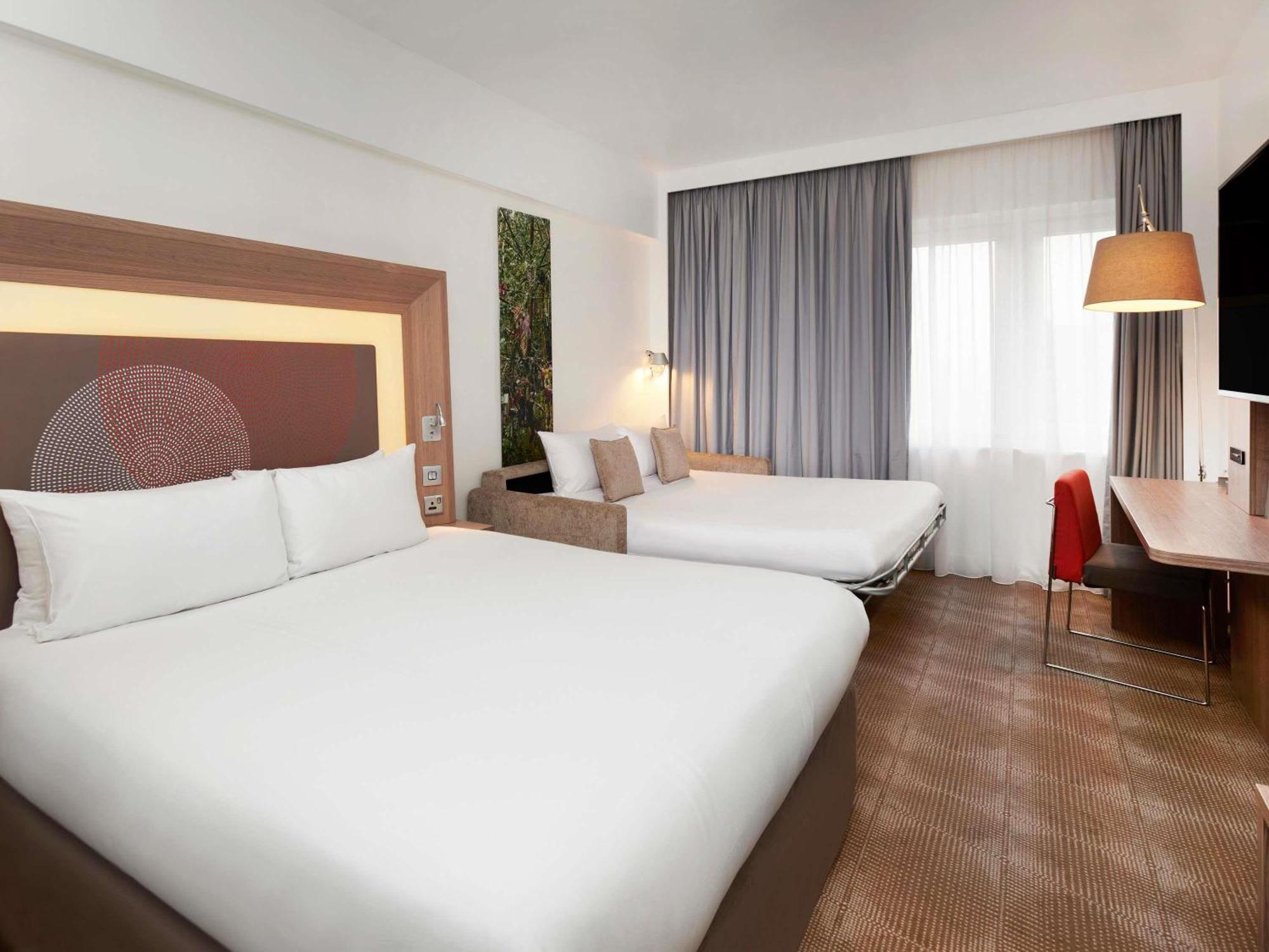 Quarto Executivo com Cama Queen-size e Sofá-cama Duplo