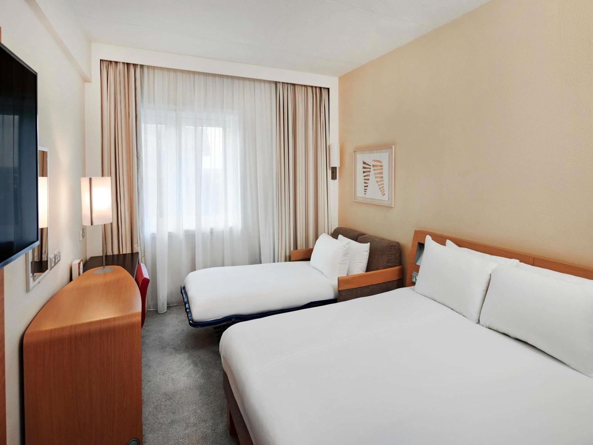 Quarto Executivo com Cama Queen-size e Sofá