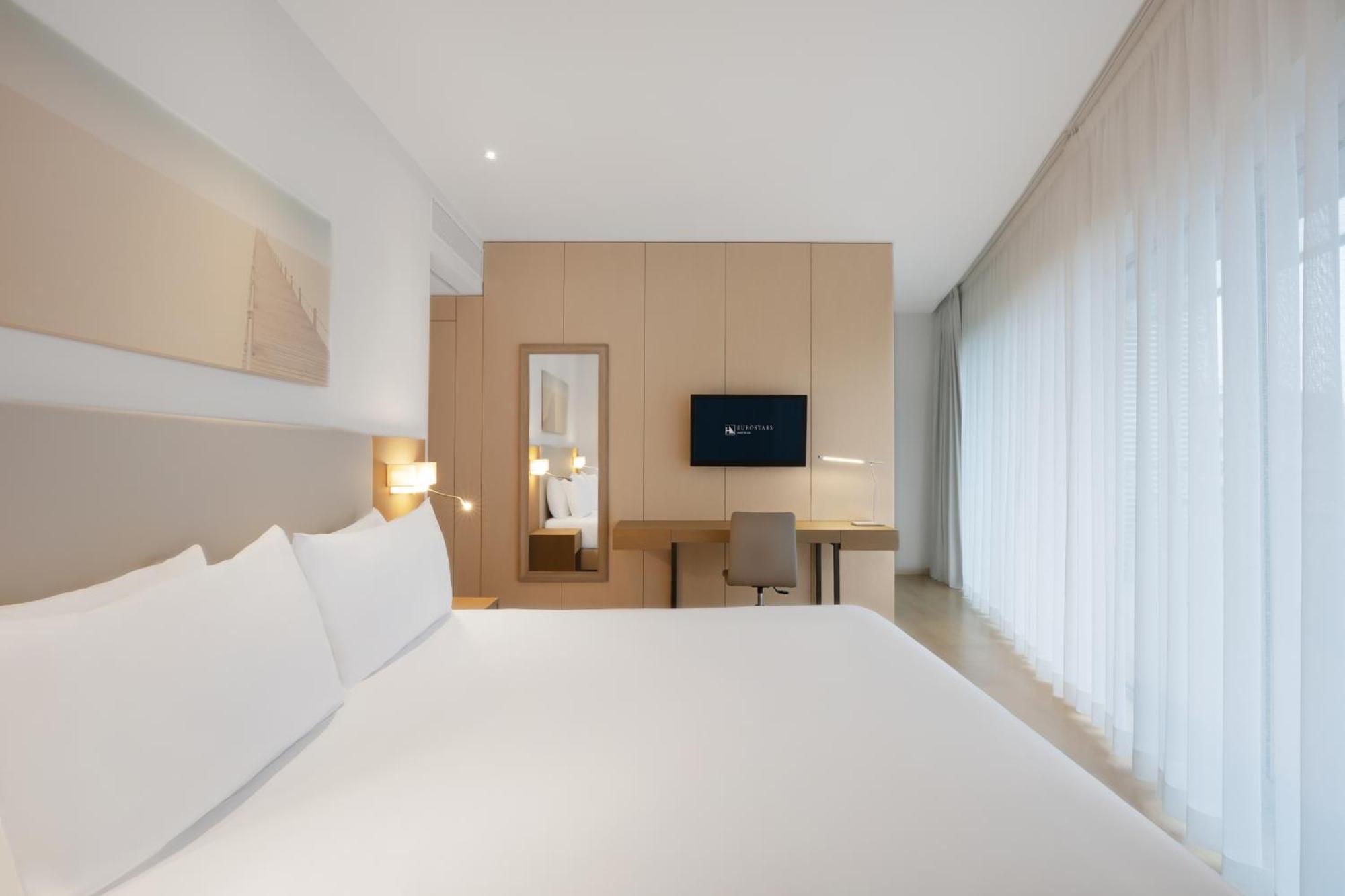 Deluxe Suite City View