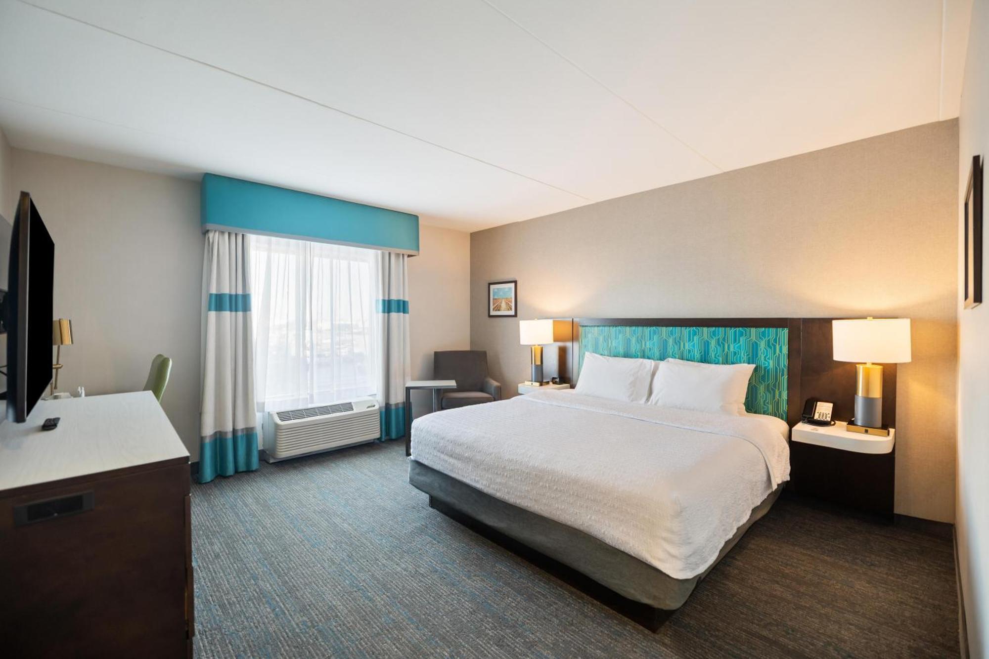 King Room with King Bed - Non-Smoking