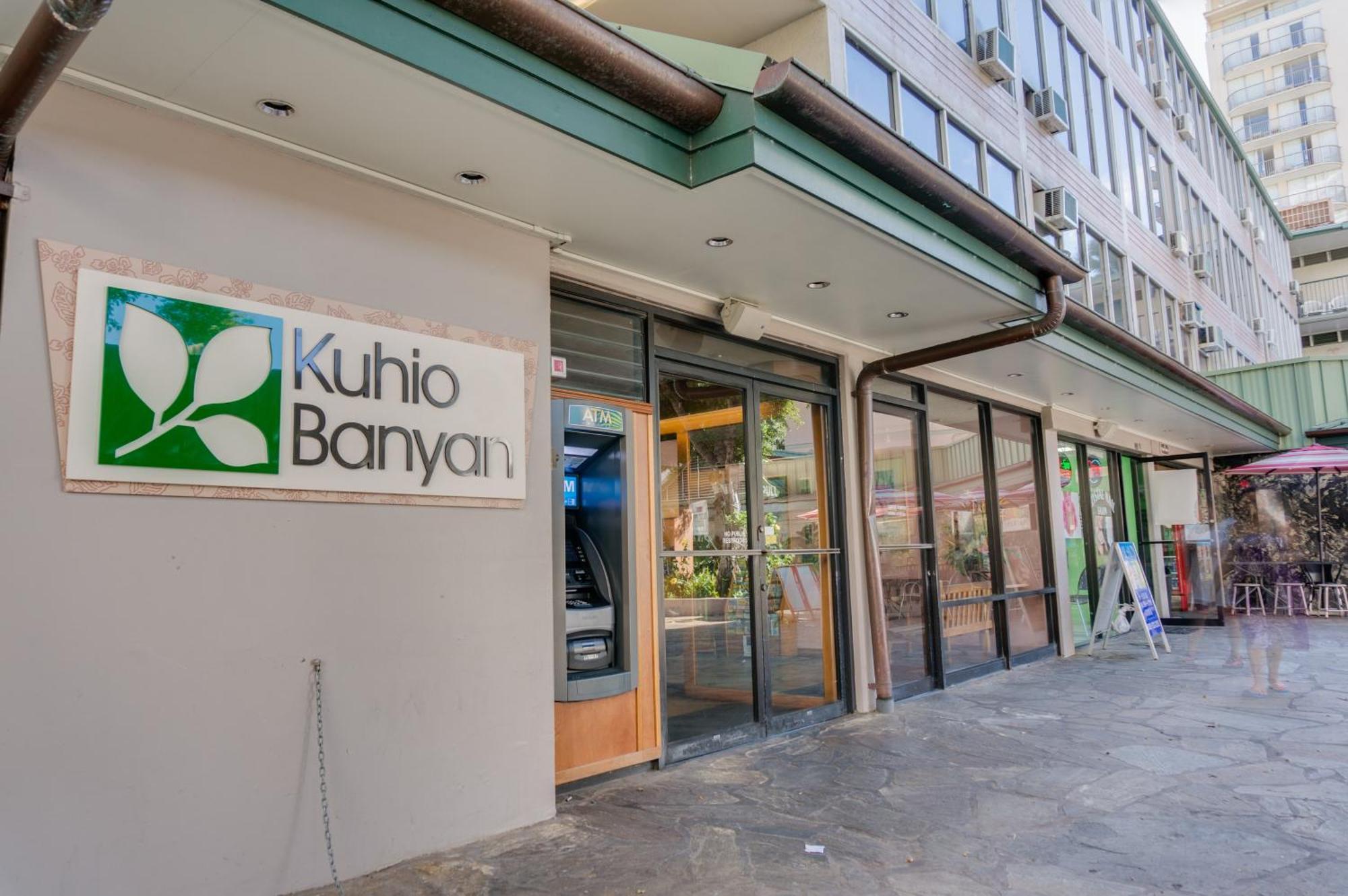 Queen Kitchenette – Non-Smoking or Full Payment or Non-Refundable