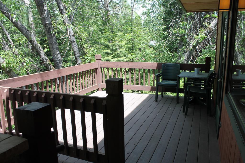 Deluxe One-Bedroom Chalet with Lake View,689800584:JPEG