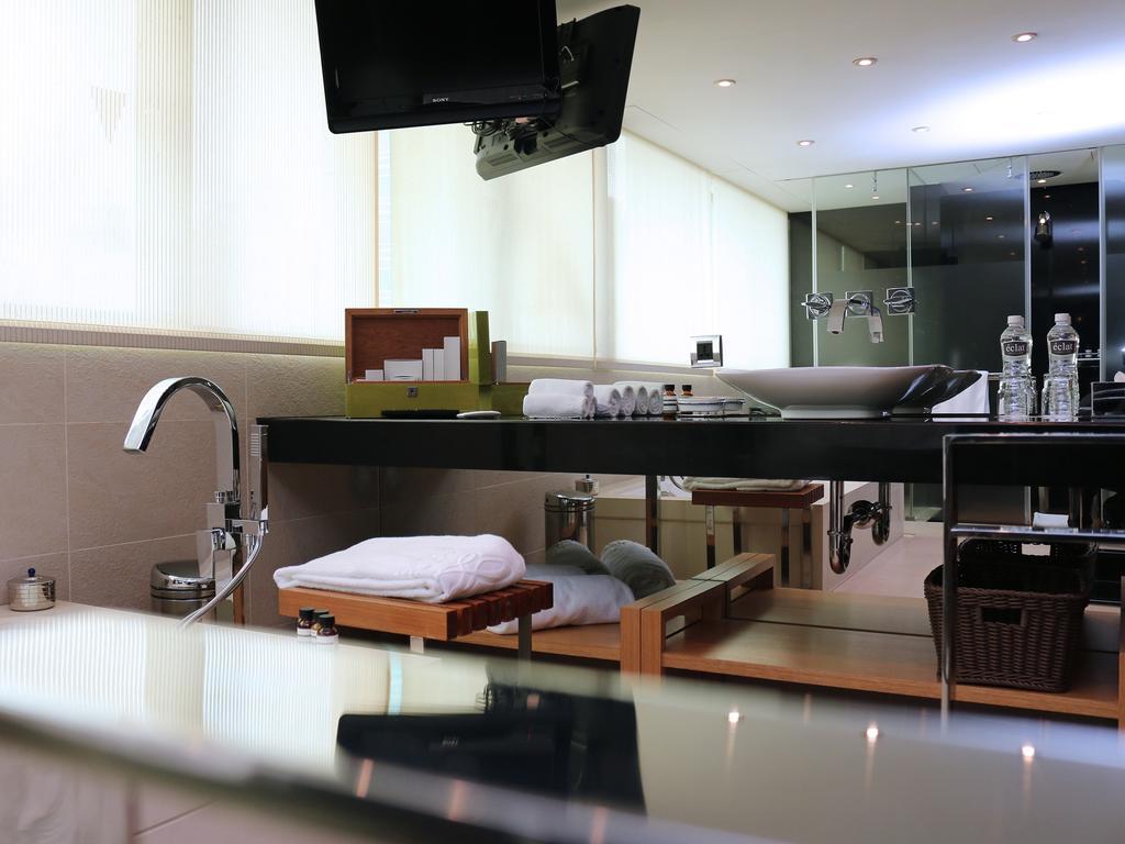 Premier King Room Bath