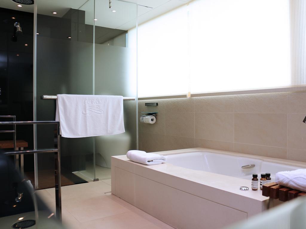 Premier King Room Bath