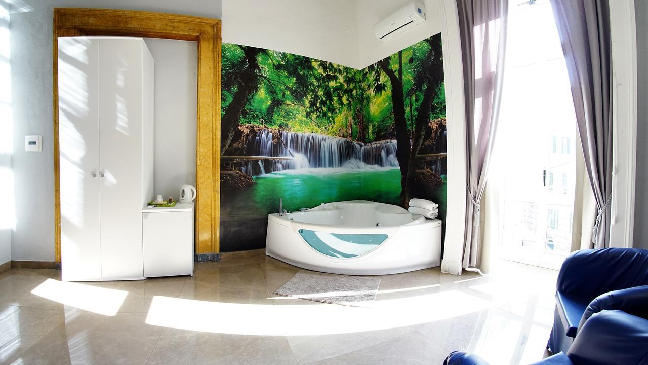 Suite with Spa Bath,507277632:JPEG