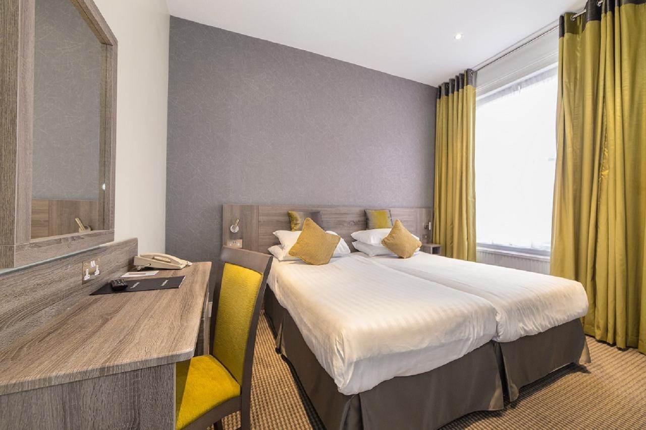 Quarto com 2 Camas de Solteiro