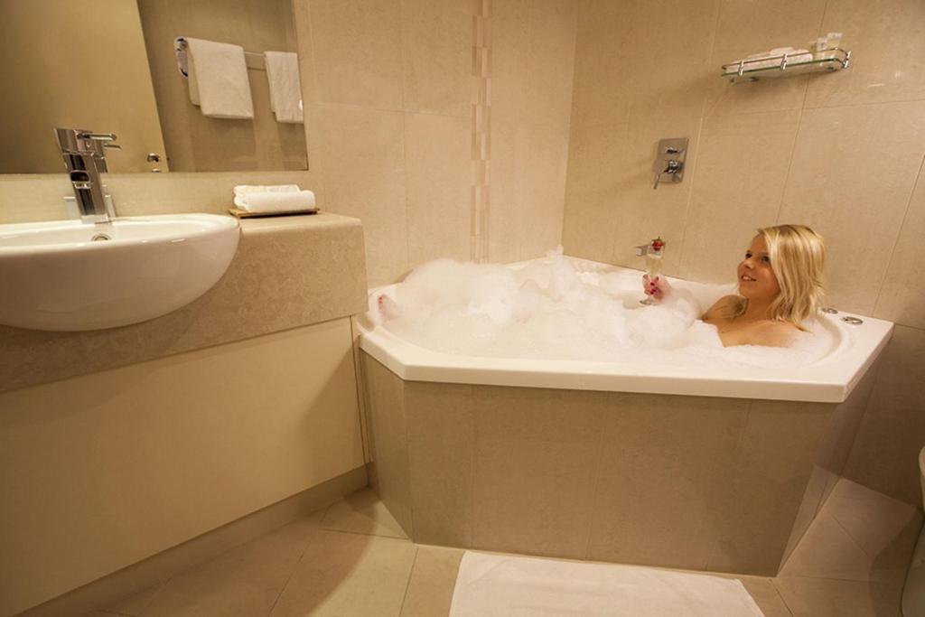 Suite with Spa Bath,184646064:JPEG