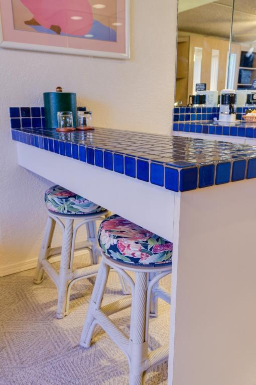 Queen Kitchenette – Non-Smoking or Full Payment or Non-Refundable