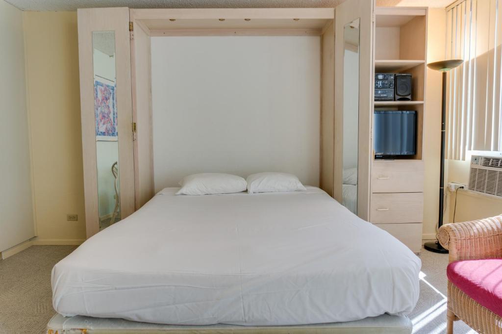 Queen Kitchenette – Non-Smoking or Full Payment or Non-Refundable