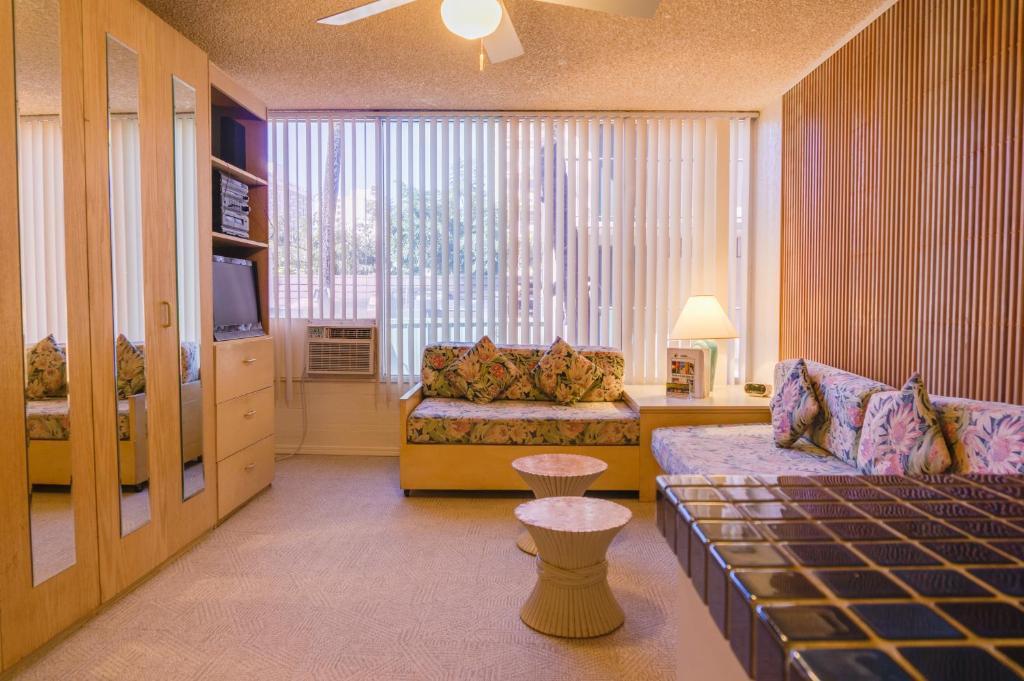 Queen Kitchenette – Non-Smoking or Full Payment or Non-Refundable