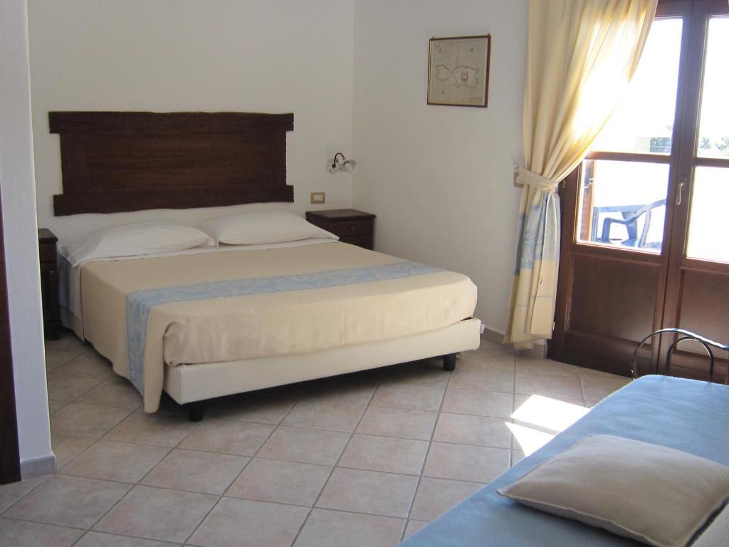 Comfort Driepersoonskamer met Uitzicht op Zwembad