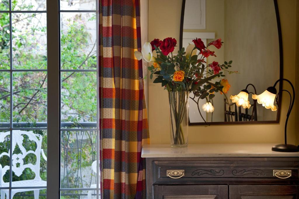 Habitación Cuádruple Económica con baño compartido y balcón