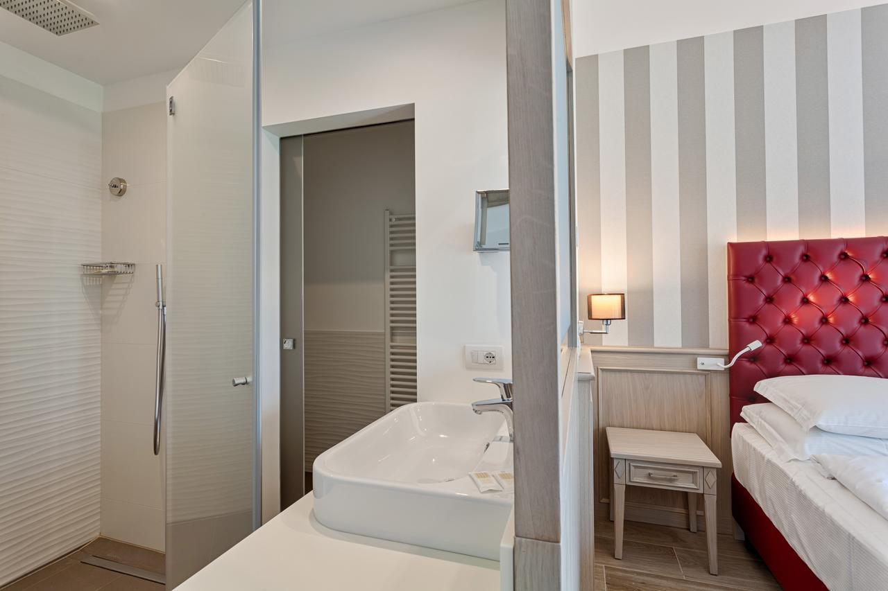 Deluxe Driepersoonskamer met Uitzicht op het Meer en Dubbele Balkon