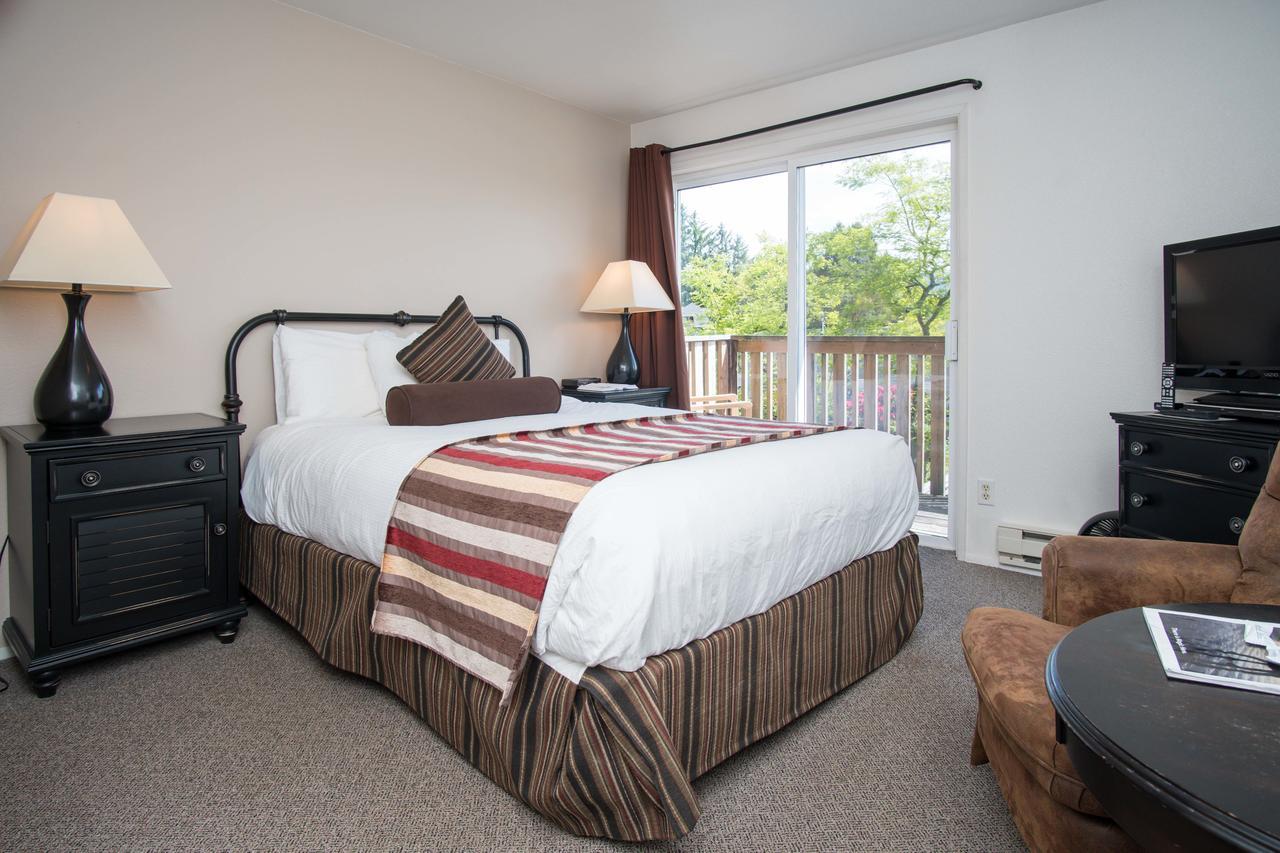 Queen Deluxe Room #20 non-pet-friendly