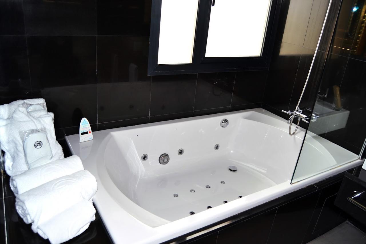 Habitación con cama grande y bañera de hidromasaje