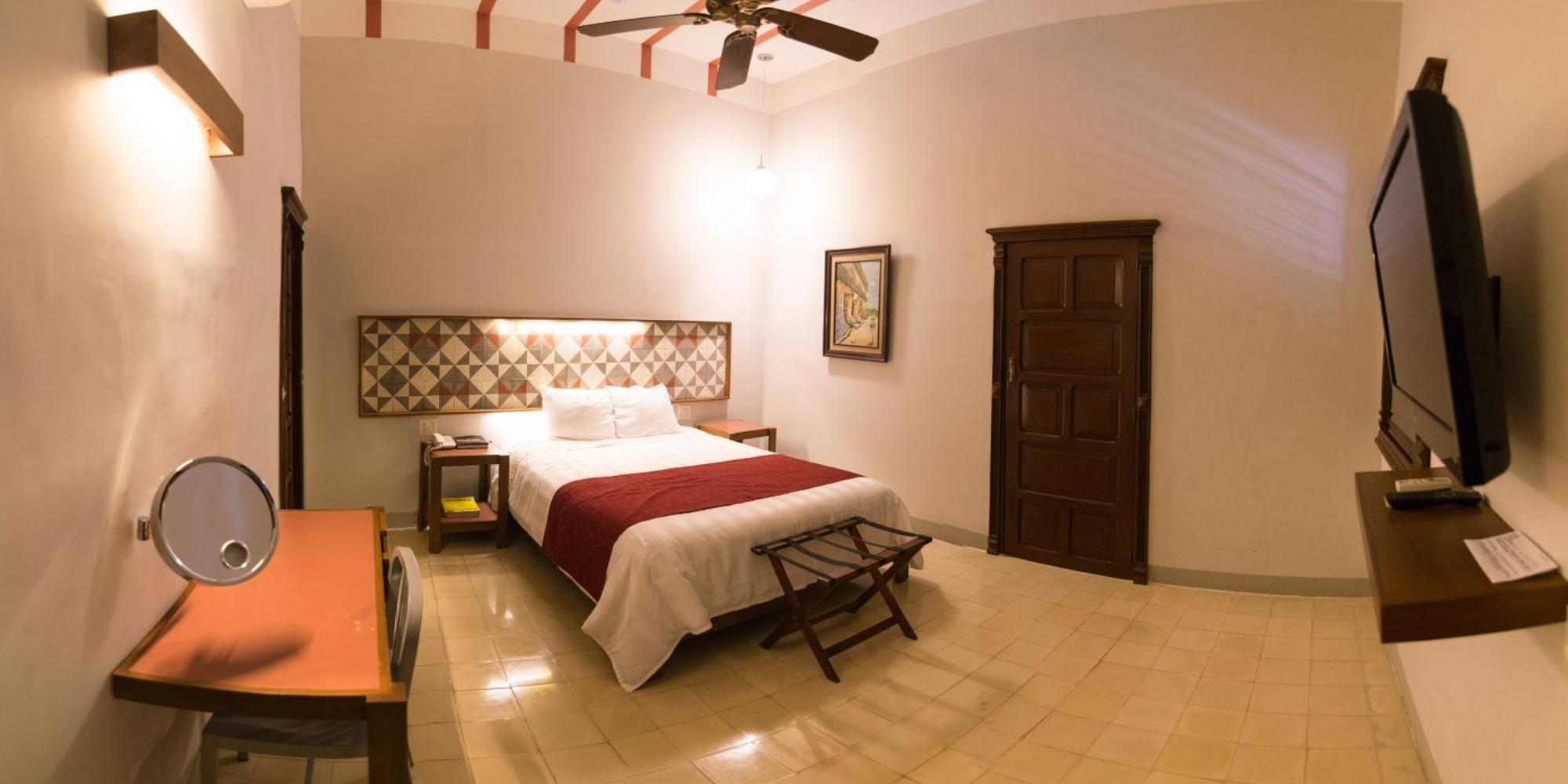 Habitación con cama grande