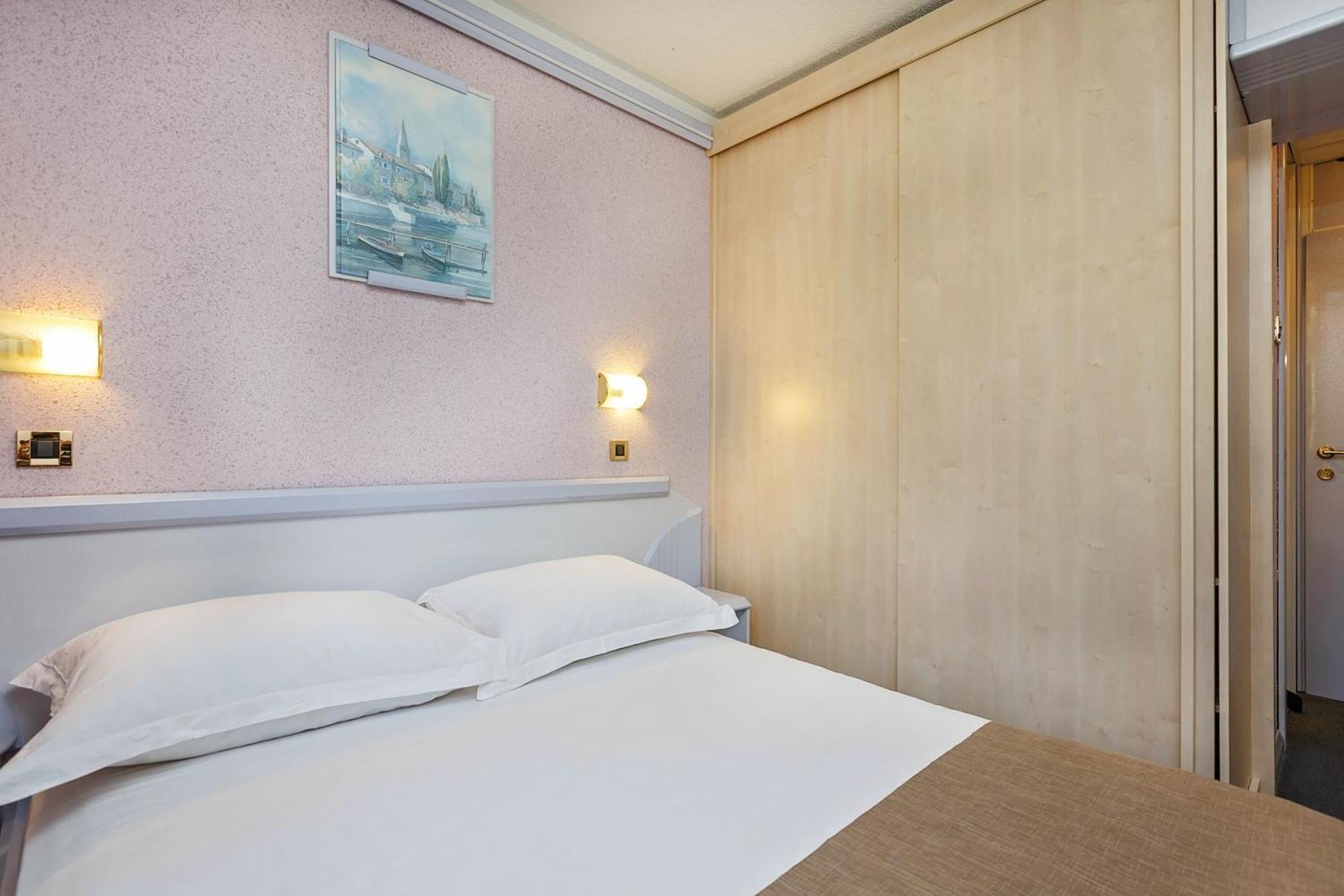 Classic Room with Balcony - Park Side
