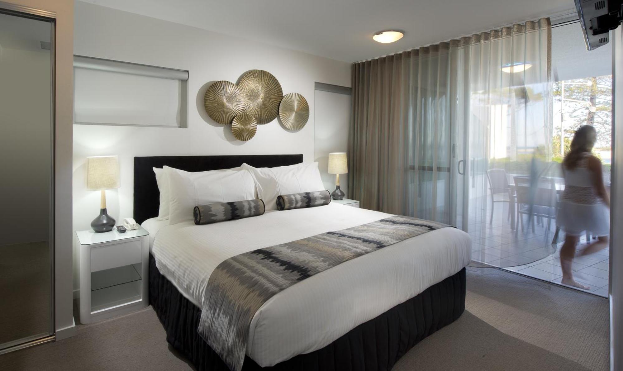 Two Bedroom Beachfront Spa Apartment- 2 House Beverage Vouchers per stay