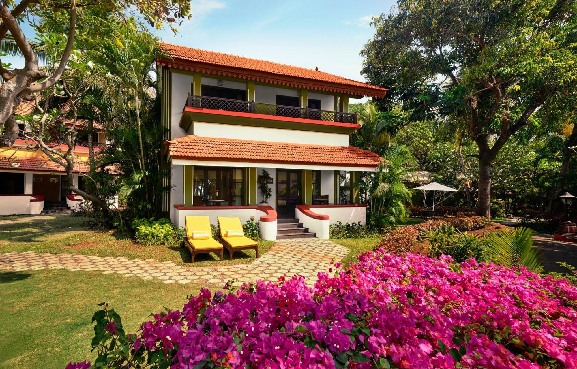Superior Room Garden View with Balcony – King Bed