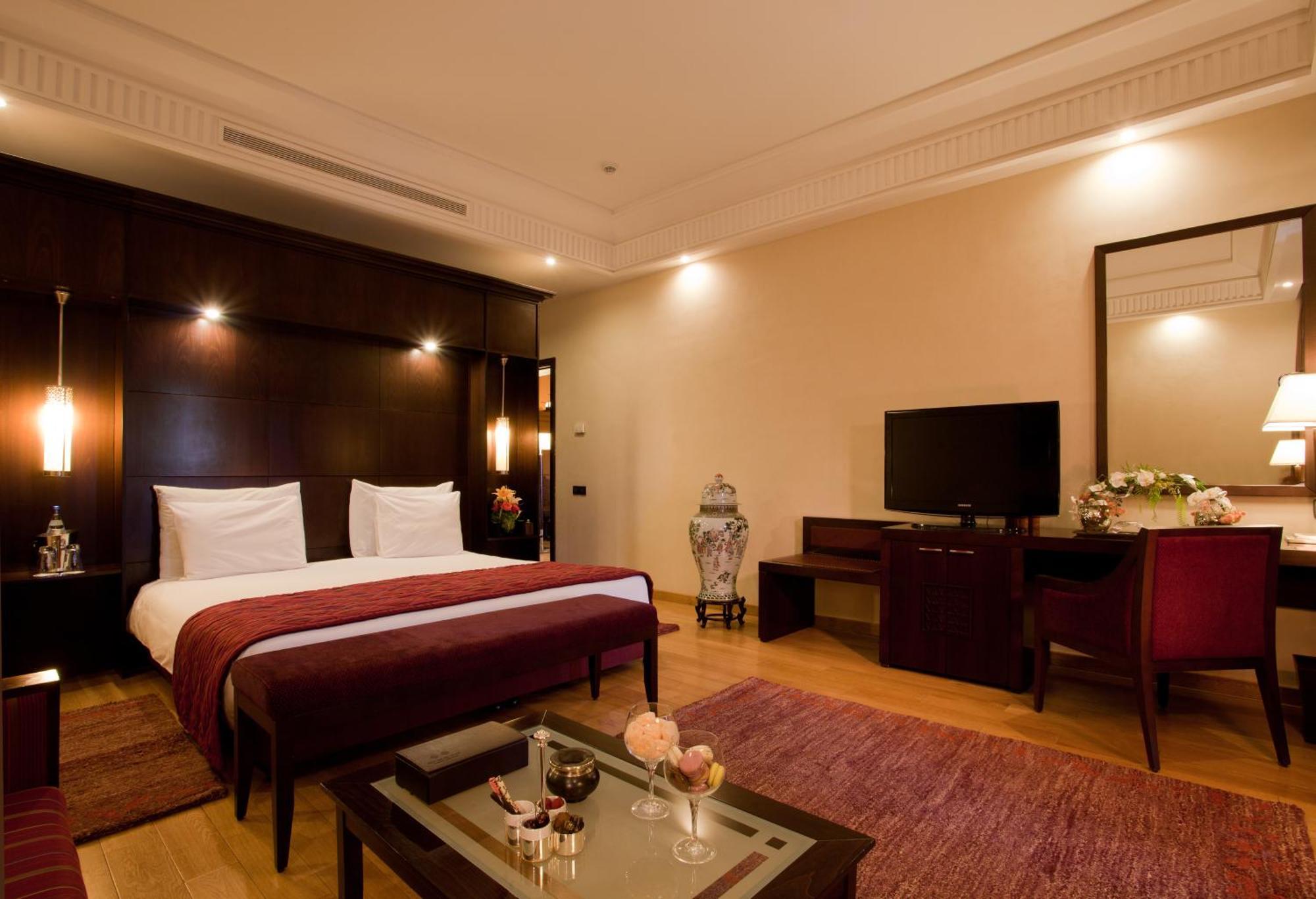 Premium Suite King Size Bed Pool View