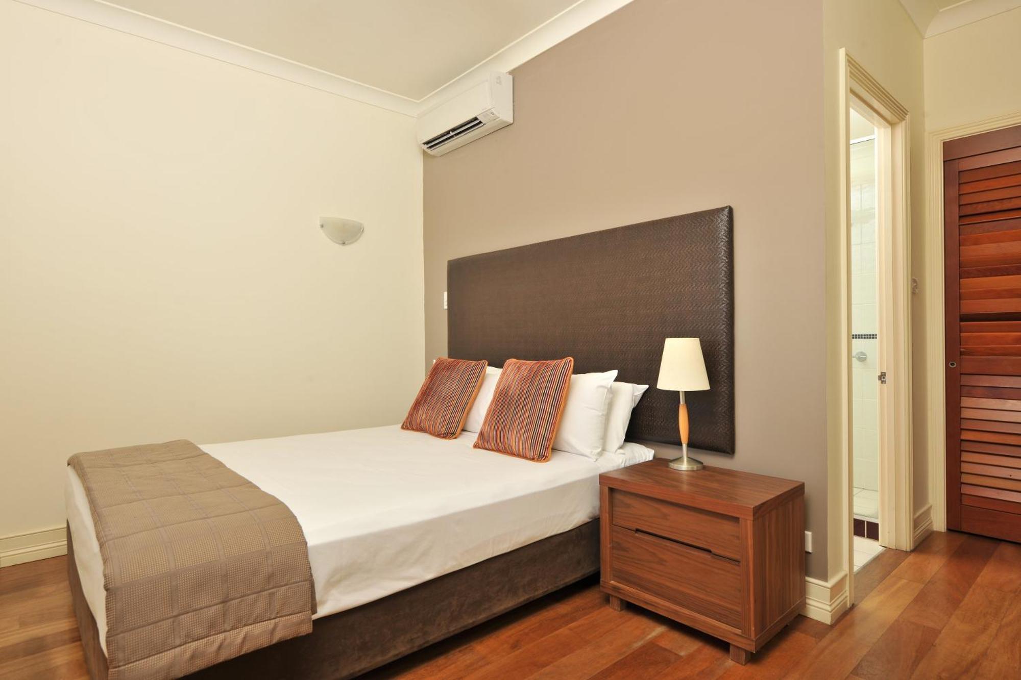 Hotel Room,1220456410:JPEG