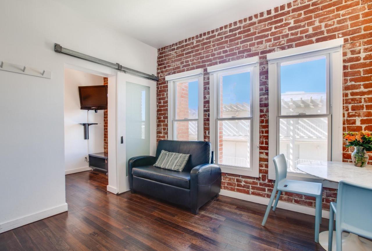 Suite con 1 dormitorio y vistas a la calle