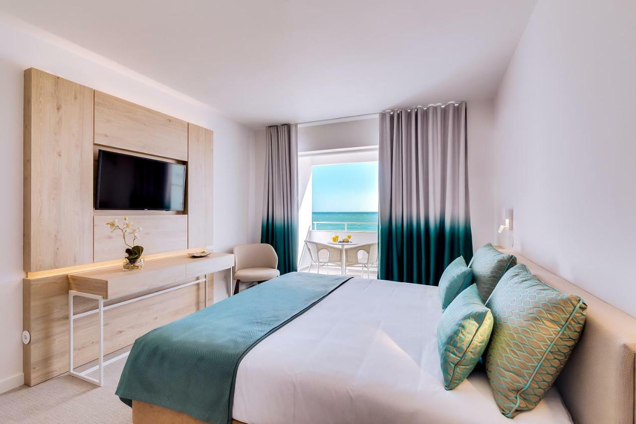 Quarto Triplo com Varanda e Vista para o Mar