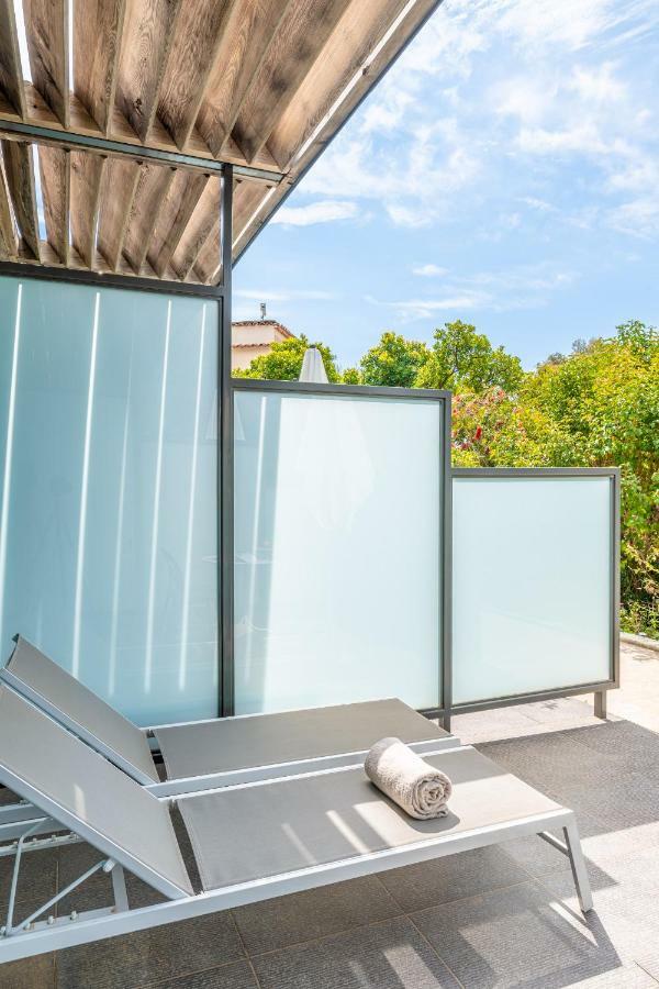 Chambre de luxe jardin avec grande terrasse vue sur la mer