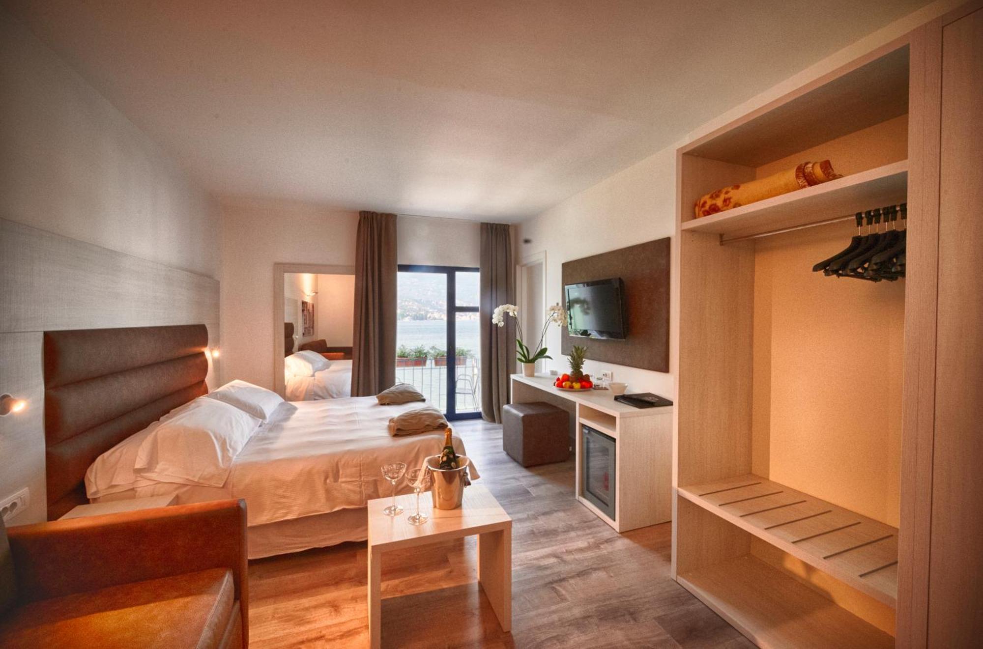 Deluxe Double or Twin Room with Lake View