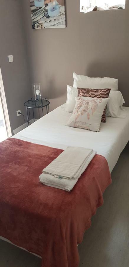 Single Room,835462604:JPEG