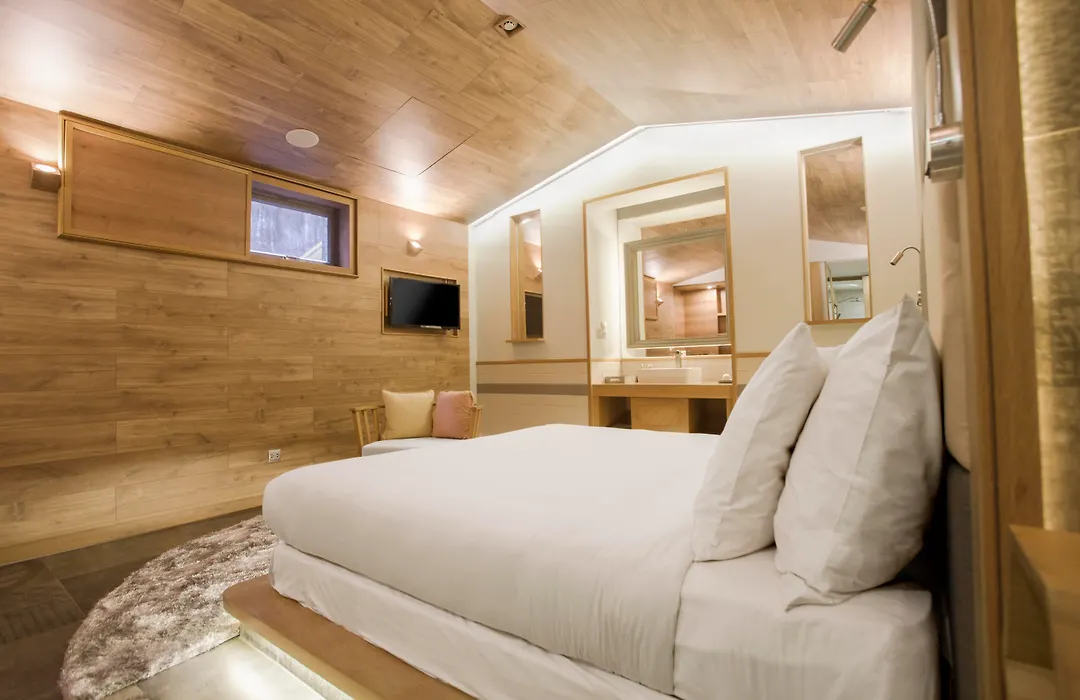 Fusion Suites Saigon-1