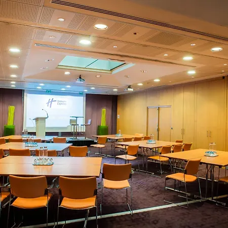 Holiday Inn Express Paris-Canal De La Villette By Ihg-2