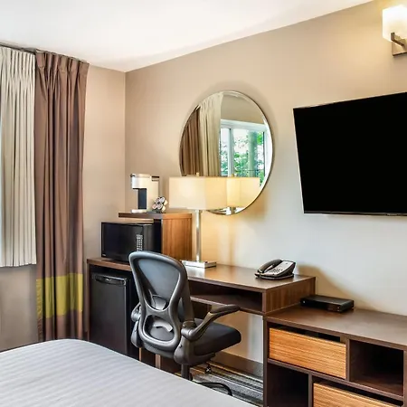 Super 8 By Wyndham Winnipeg West-2