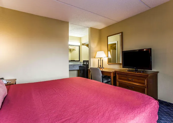 Hotel with Tennis: Rodeway Inn Charlotte North End