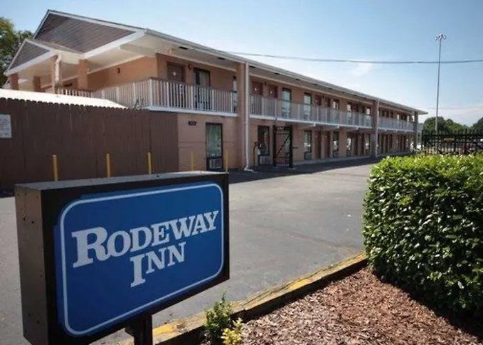 Hotel with Tennis: Rodeway Inn Charlotte North End