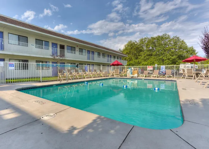 Cheap hotel: Motel 6-Troutdale, Or - Portland East