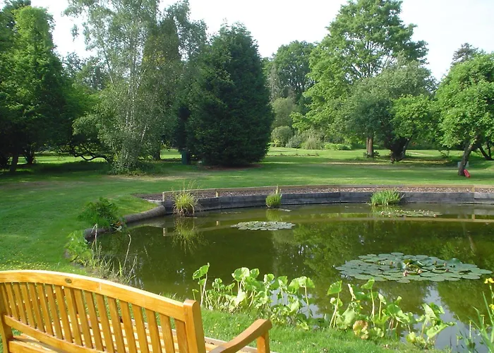 Hotel with Tennis: Farnham House Hotel