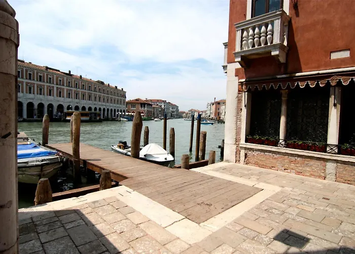 Guest house: Palazzo Lion Morosini - Check In Presso Locanda Ai Santi Apostoli