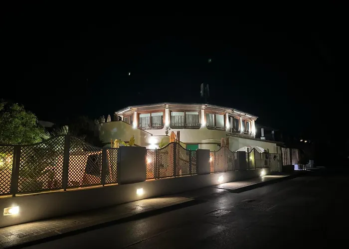 Hotel sulla spiaggia: Il Caimano B&B, con piscina dall'11 Luglio al 31 Agosto