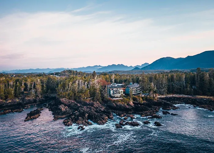 Hotel with view: Black Rock Oceanfront Resort