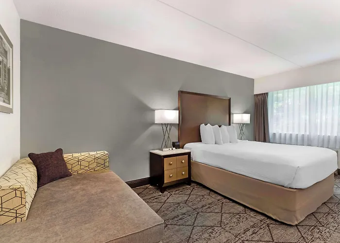 Cheap hotel: Best Western Plus Longbranch Hotel & Convention Center